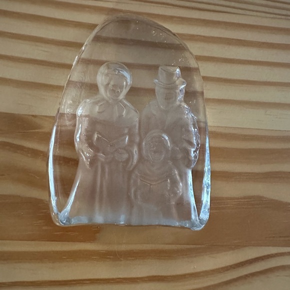 Cristal d’ Arques France 24% Genuine Lead Crystal Caroler’s & Bells Paperweight. - Picture 3 of 12